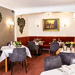 Отель Hotel Zur Traube 4*