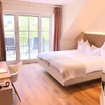 Hotel Zur Traube Отель