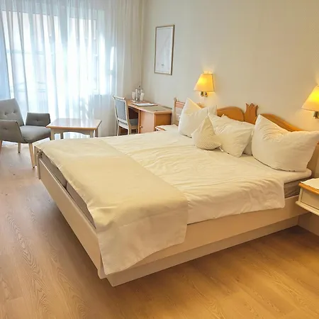 Отель Hotel Zur Traube